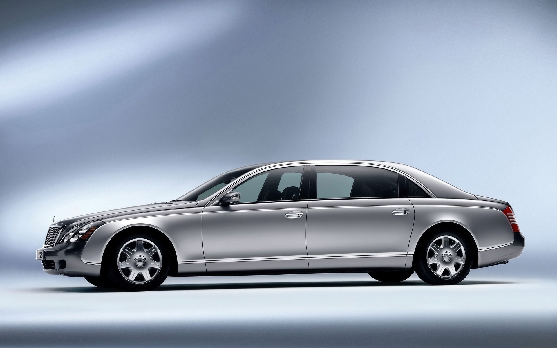 maybach araba araba otomotiv tekerlekler asfalt siyah sedan kaldırım ulaşım sistemi öğlen hızlı sürücü coupe acele et bulanıklık maybach 62