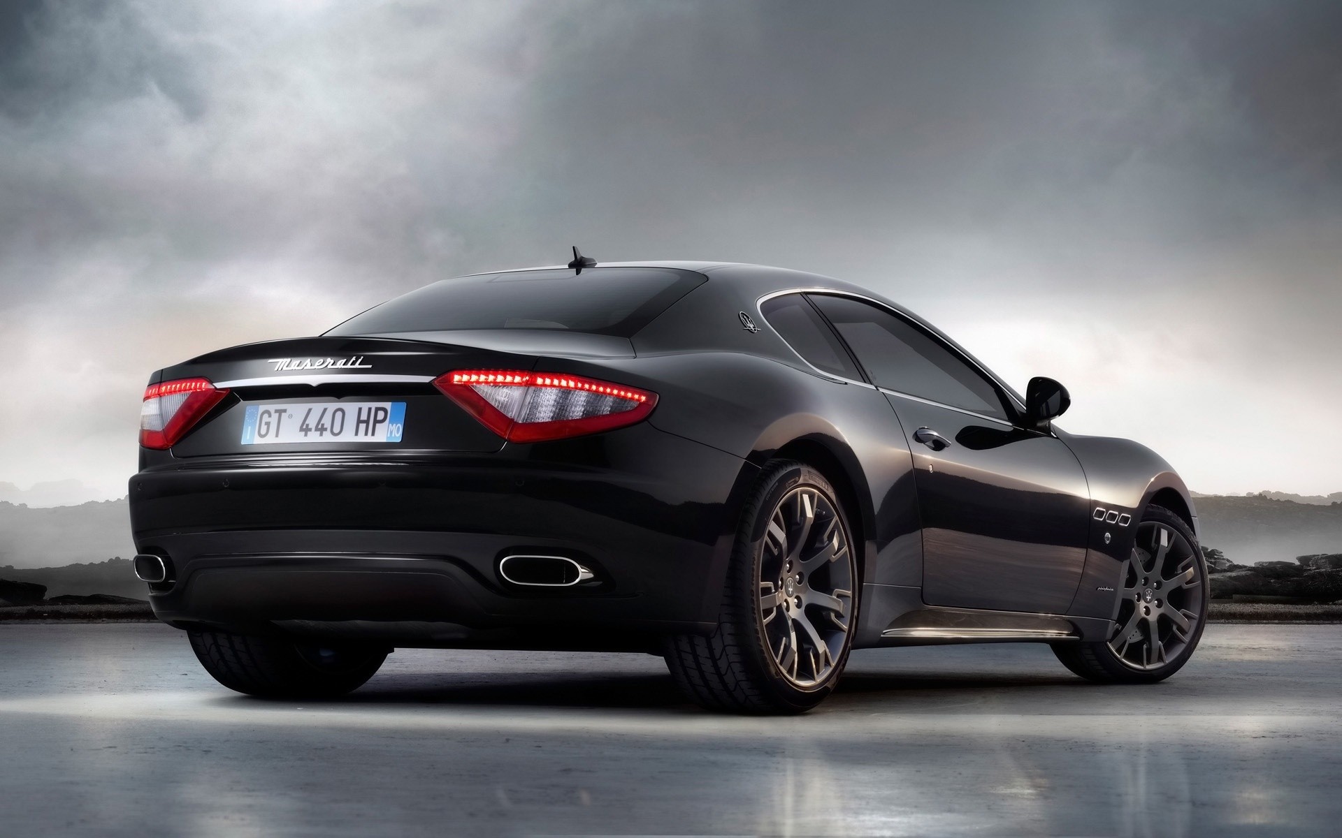 maserati автомобіль автомобіль асфальт колеса транспортна система швидко автомобільна чорнушка тротуар мазераті прекрасна