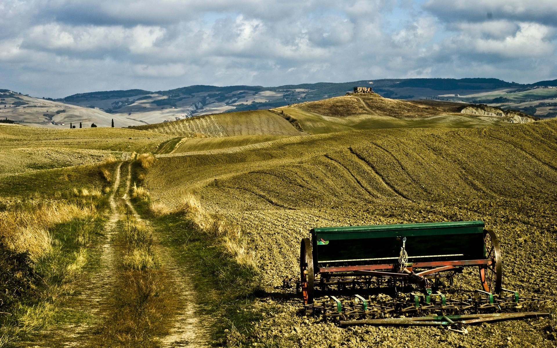 italien landschaft landwirtschaft bauernhof feld himmel im freien natur reisen bebautes land landschaft hügel gras berge des ländlichen landschaftlich land straße boden