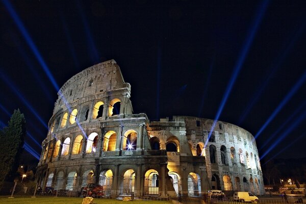 Colosseo italiano con illuminazione notturna