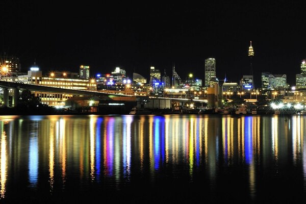 Reflejo de la ciudad nocturna en el agua