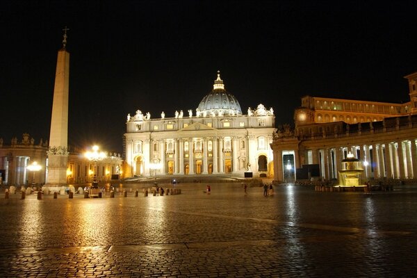 Piazza notturna vicino a bellissimi edifici