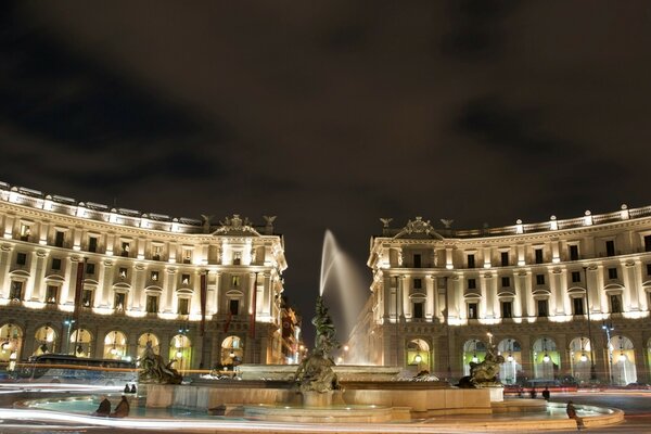 Fuente nocturna en Italia