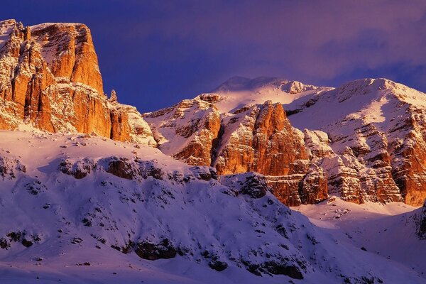 Reisen Sie durch die verschneiten, malerischen Berge Italiens