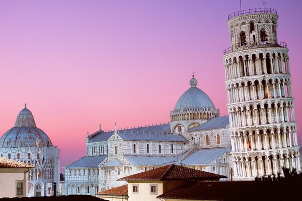 Architetura rossa su uno sfondo di cielo rosa