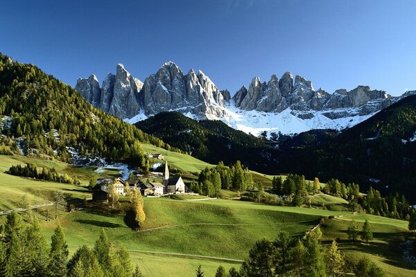 Landschaft von Italien. Schöne schneebedeckte Berge in Dalina