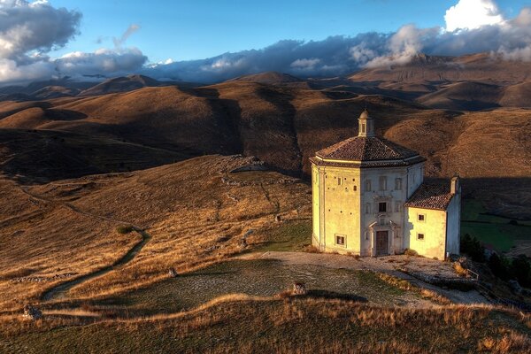 Paysage de montagne Italien avec vieille maison