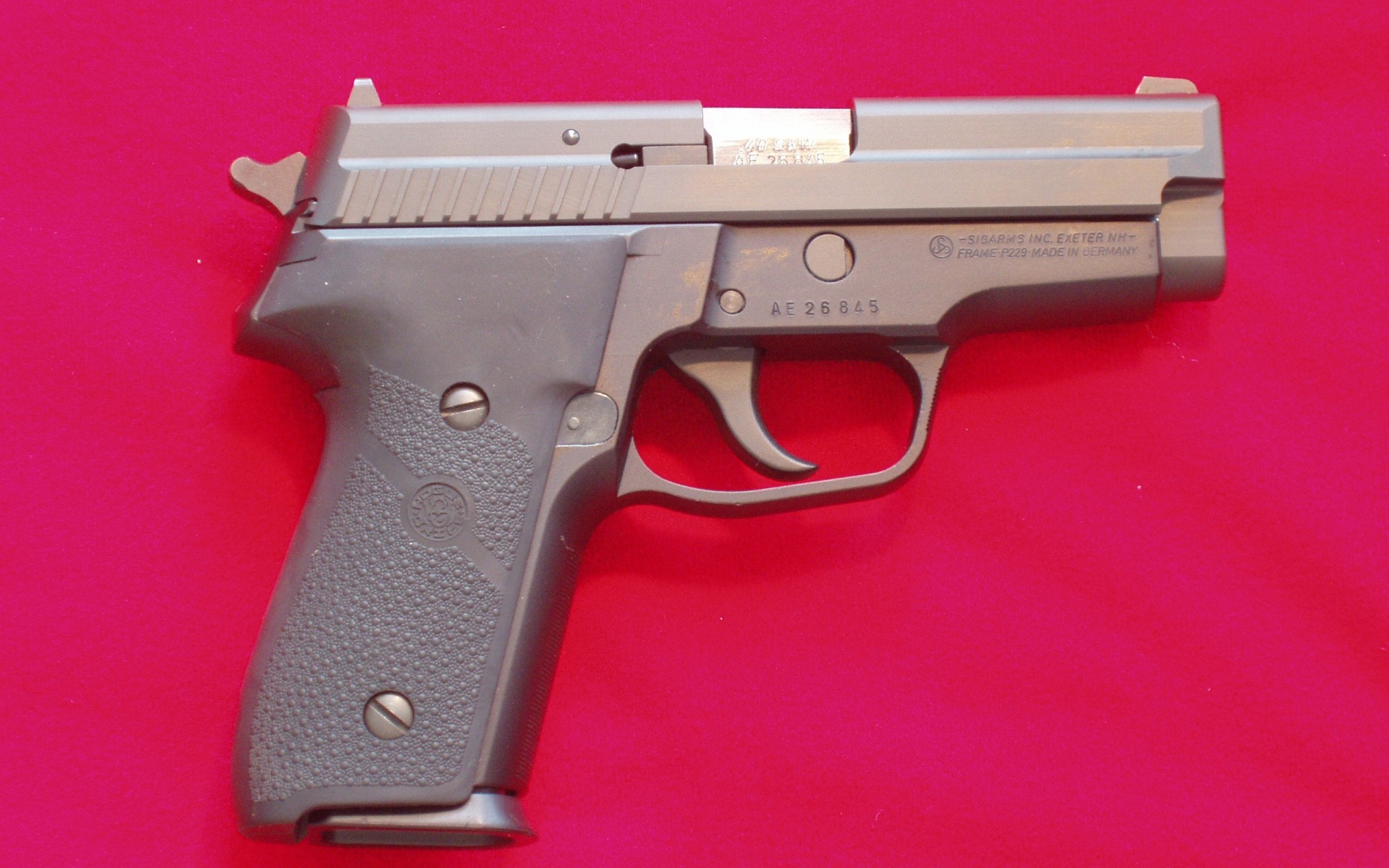 пистолет оружие пистолет преступление боеприпасы силу безопасности триггер опасность пуля датчик наган полиция безопасность защита армия сталь обороны розовый фон