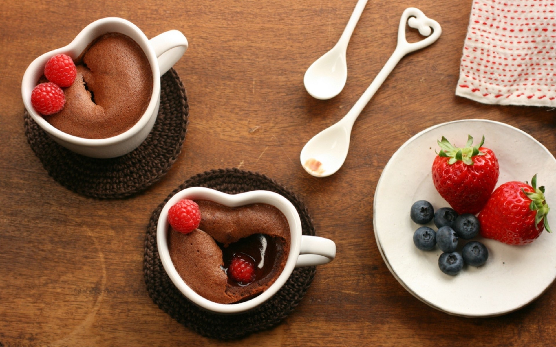 фрукты сладкий еда ягодка клубничный ложка чаша завтрак крем вкусные молочными продуктами расти рассвет кубок молоко крупным планом малина сахар натюрморт земляника малина ежевика шоколад