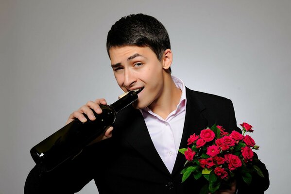 Homme avec un bouquet de roses et une bouteille de vin