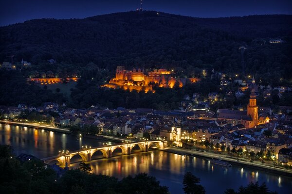 Widok na nocne miasto Niemiec