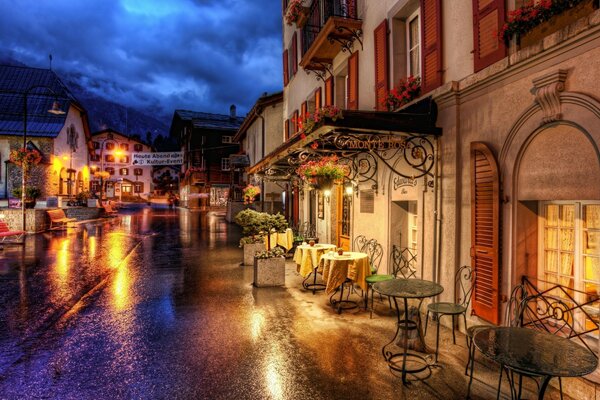 Café de la ciudad en la calle vespertina