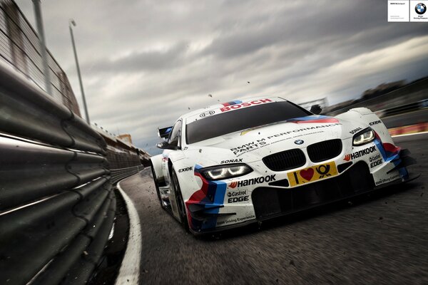 Blanco hermoso coche en las carreras