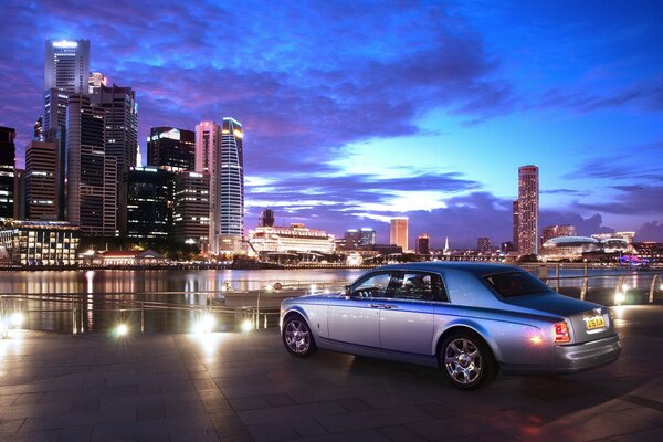 Rolls royce voiture dans le centre-ville