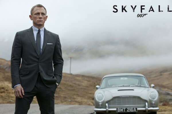 Der Film. Skyfall. Mann mit Auto im Freien