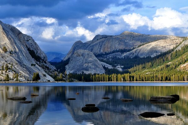 Paisagem de um lago de montanha ao pôr do sol