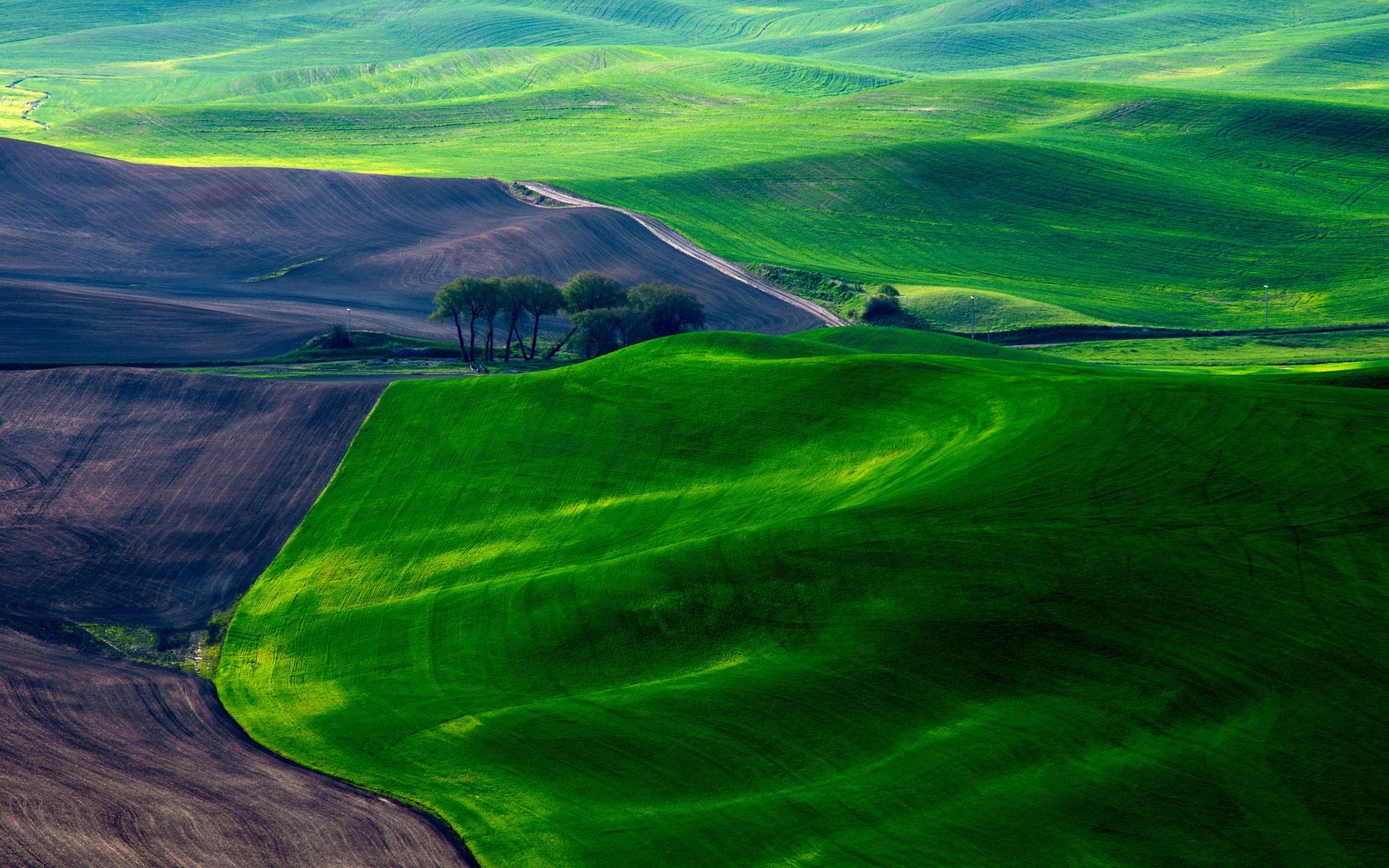 landschaft gras landschaft natur landschaft ländlichen raum im freien sommer feld himmel landwirtschaft bewirtschaftetes land reisen ackerland hügel boden heuhaufen hintergrund hügel straßen