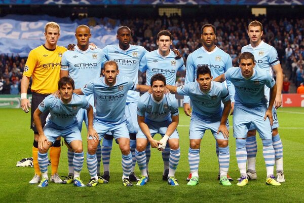 Equipe de futebol no fundo do estádio com fãs