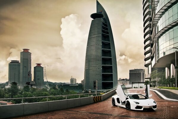 Lamborghini қалада зәулім ғимараттардың фонында