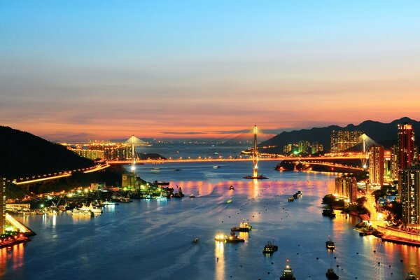 Il fiume della città al tramonto e alla luce delle lanterne della città