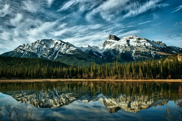 Lago taiga e colinas cobertas de neve