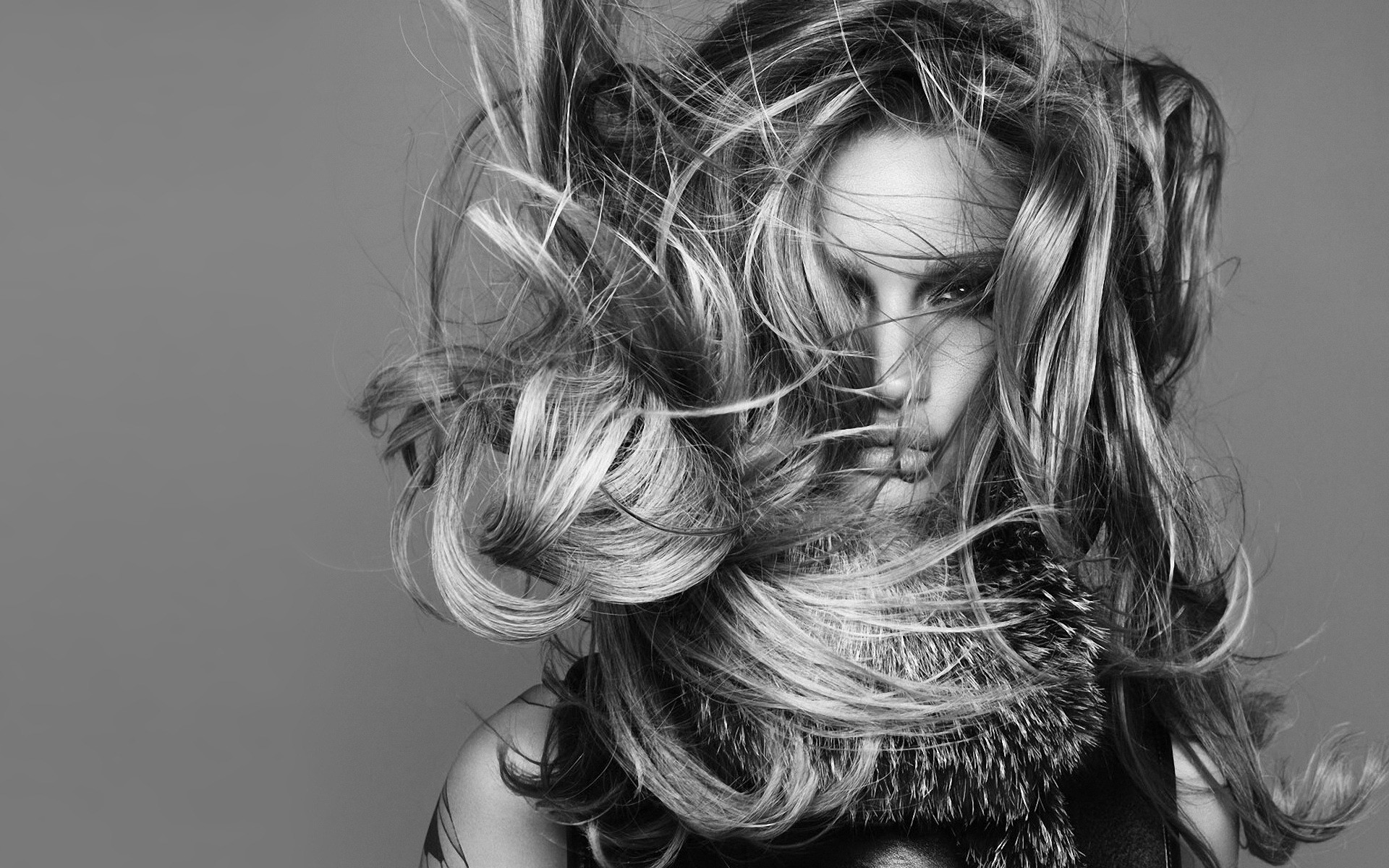 портрет монохромный девушка модель мода волосы женщина красивые взрослый прическа ветер гламур сексуальный лицо один студия стиль