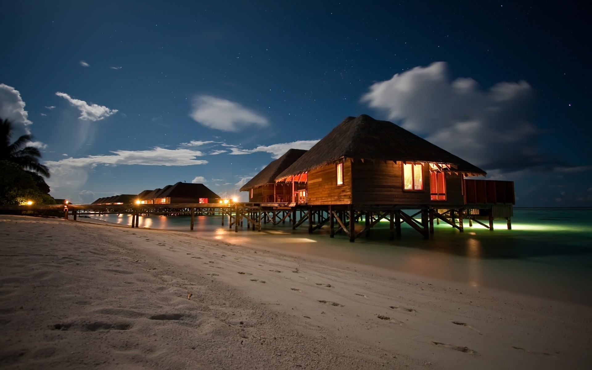 sommer strand meer ozean wasser reisen sonnenuntergang meer himmel dämmerung haus licht resort am abend urlaub dämmerung hotel sonne sand landschaft nacht ufer resorts