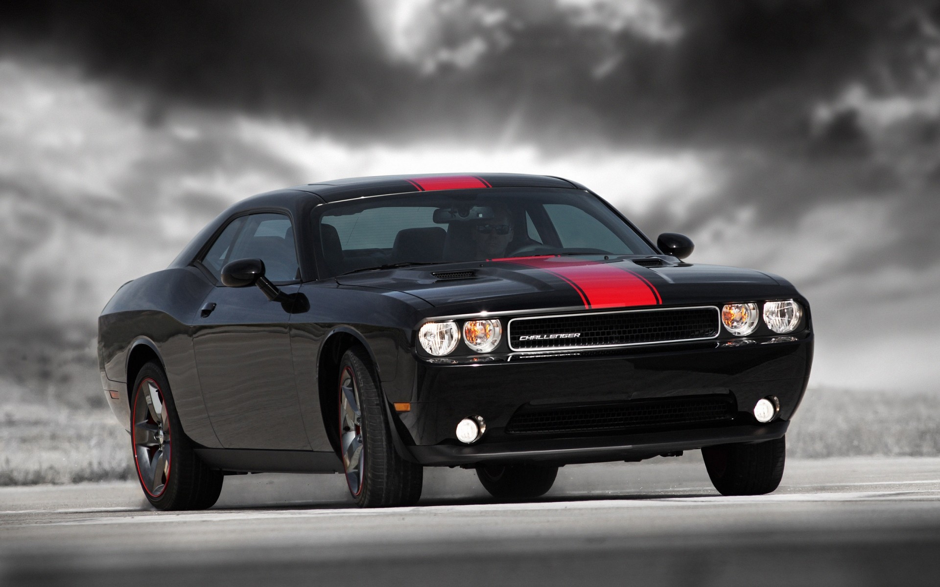 dodge auto auto asfalto nigella marciapiede fretta veloce sistema di trasporto mezzogiorno azione strada automobile ruote cofano dodge challenger muscle car