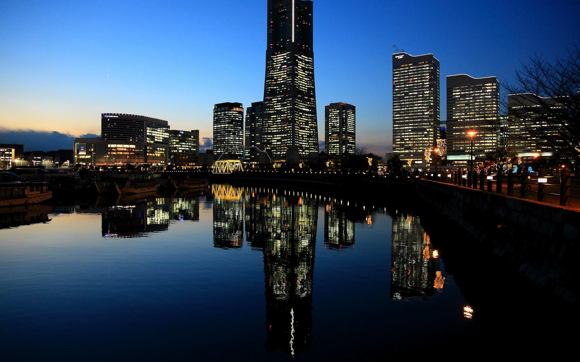 日本 城市 建筑 天际线 旅游 摩天大楼 城市 房子 市中心 水 天空 倒影 暮光之城 城市 河 堤岸 桥 塔 日落 办公室 晚上 夜灯