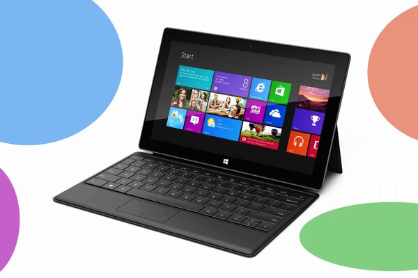 Ordinateur portable ouvert se trouve sur la surface