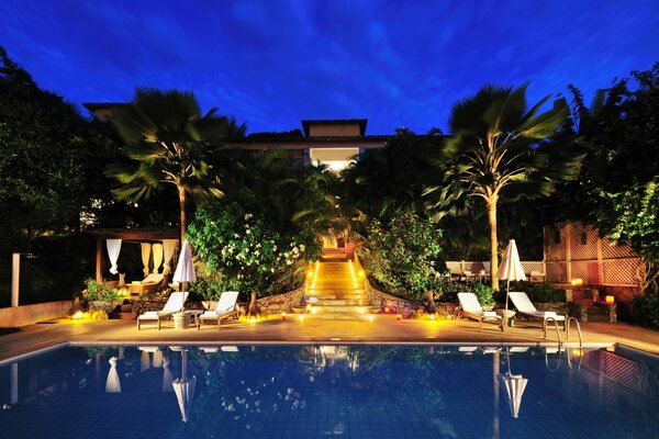 Piscina de lujo en el Resort en verano