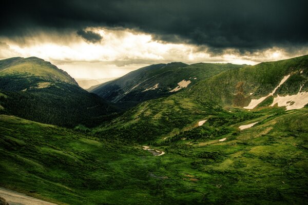 Atemberaubende Landschaft der grünen Berge