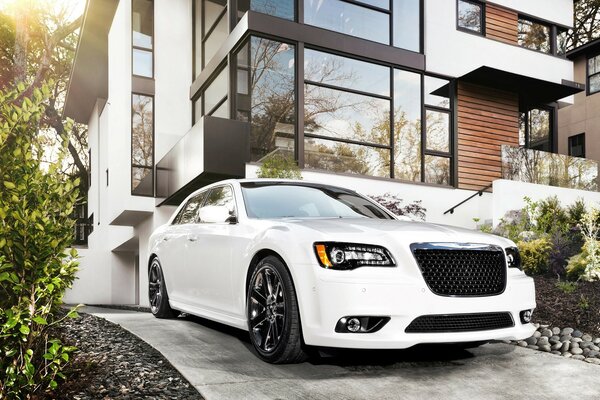 Hermoso coche blanco en el fondo de la casa