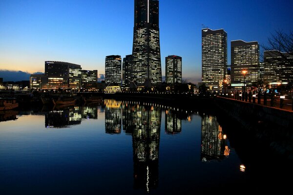 Ciudad de la tarde en el reflejo del agua