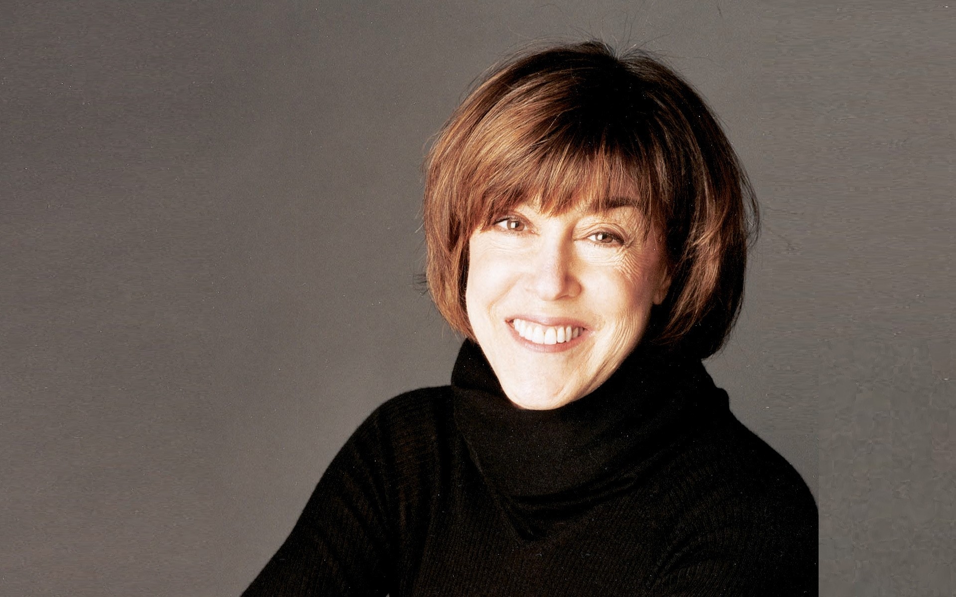 портрет один взрослый выражение лица носить девушка женщина свитер лицо улыбка женщина смеется фон