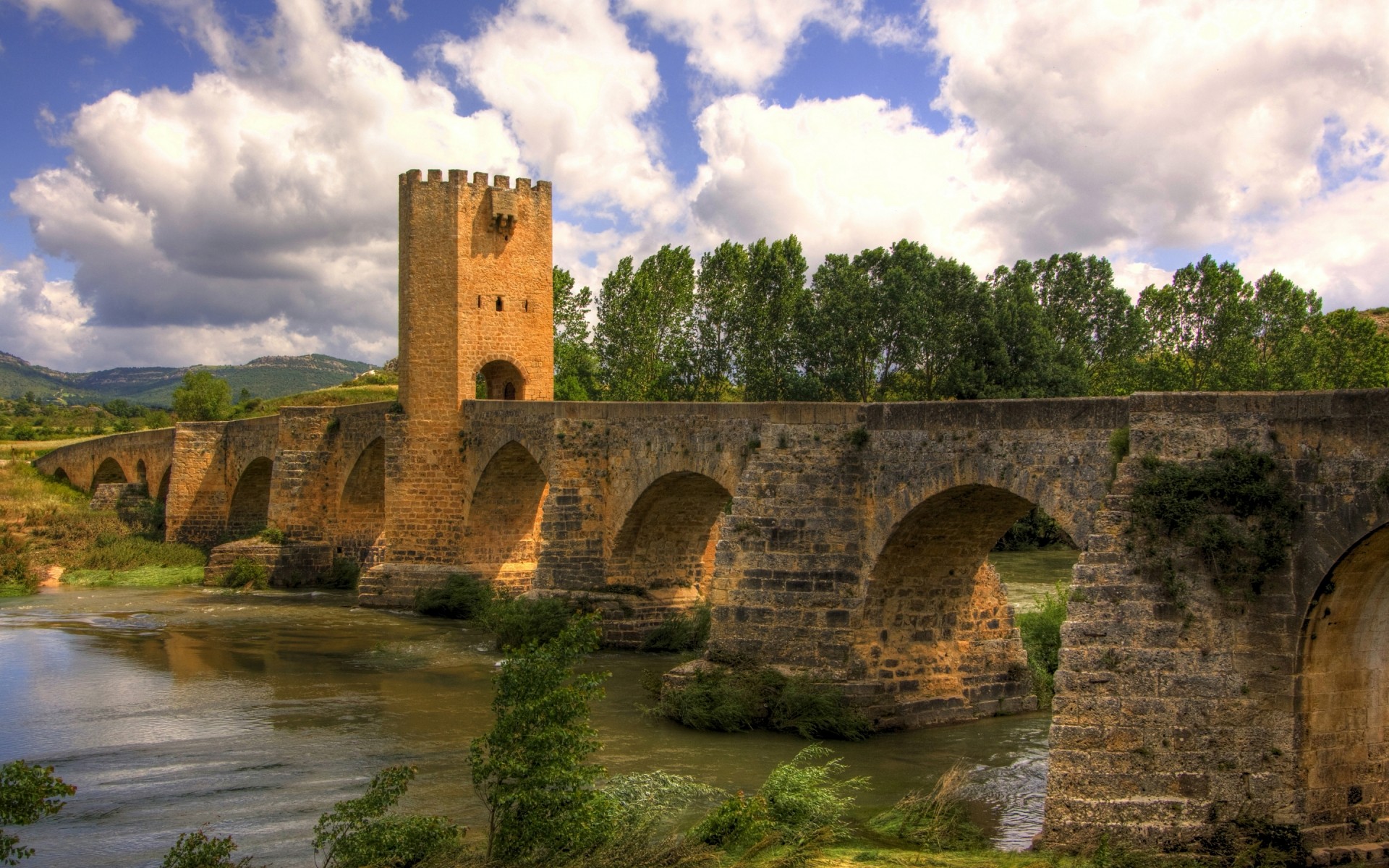 españa arquitectura viajes puente antiguo agua río al aire libre gótico arco viejo cielo castillo fortaleza paisaje piedra fortificación casa punto de referencia burgos castilla león cielo azul nubes