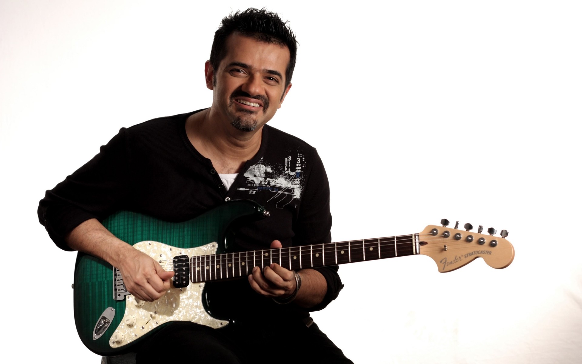 hombres guitarra música músico instrumento guitarrista sonido pop concierto rendimiento rock jugador cantante aislado rollo banda canción balancín hombre estudio fresco ehsaan shankar loya