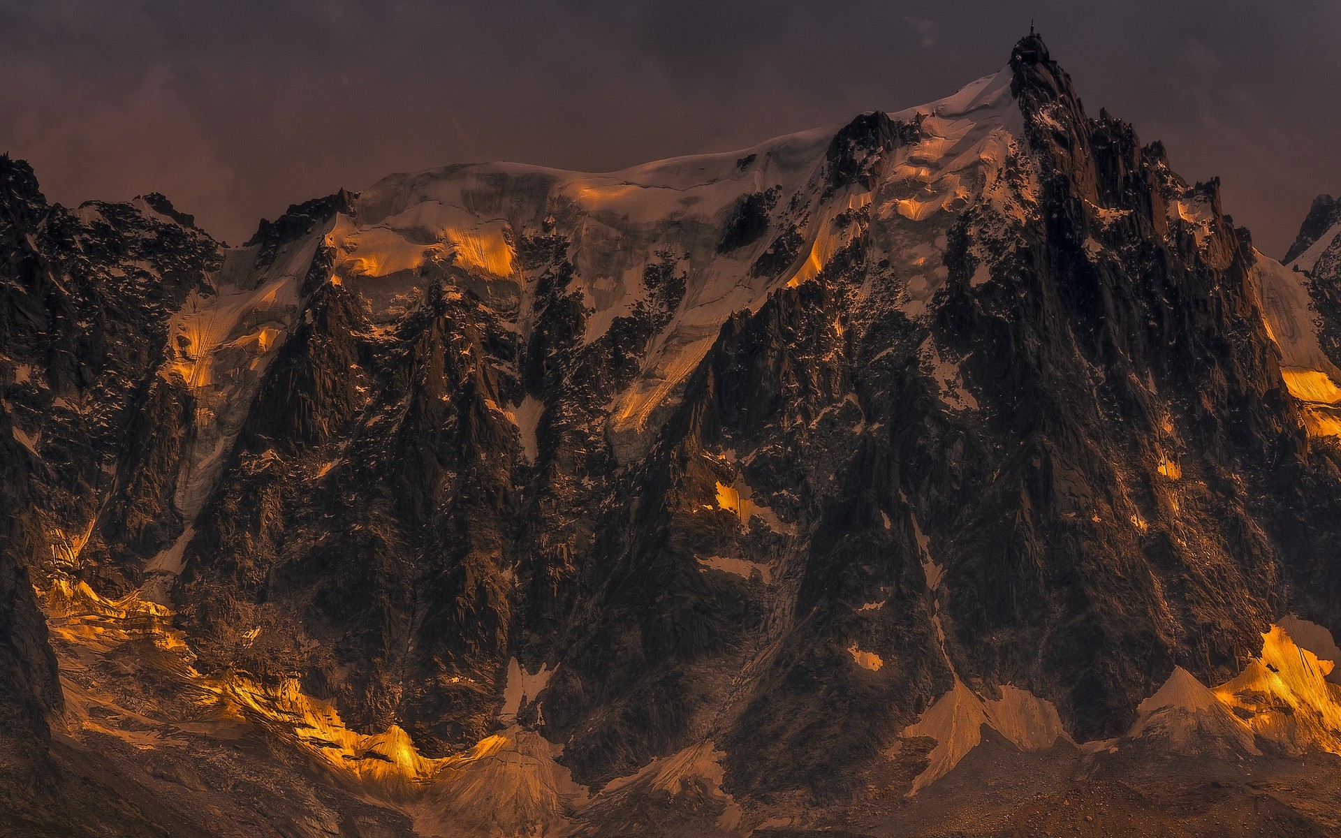 landschaft flamme sonnenuntergang vulkan schnee berge dämmerung landschaft katastrophe eruption feuer am abend heiß reisen hintergrund dunkel nacht