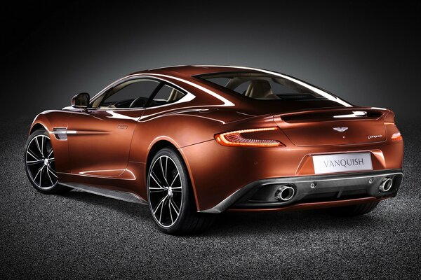 Voiture aston martin sur fond sombre