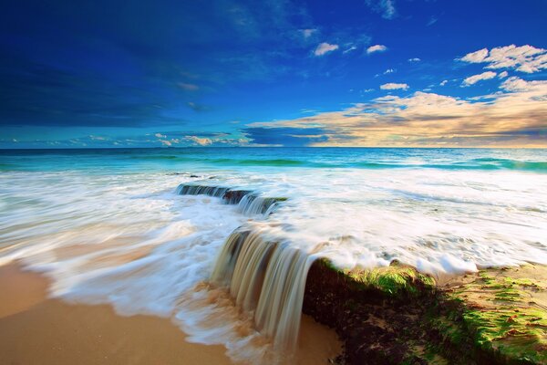 Paisaje de cascada en el fondo de la playa