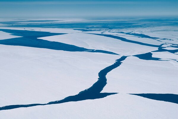 Landschaft von endlosem Eis am Meer