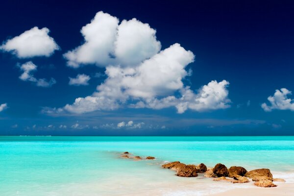 Weißer Sand am azurblauen Meer