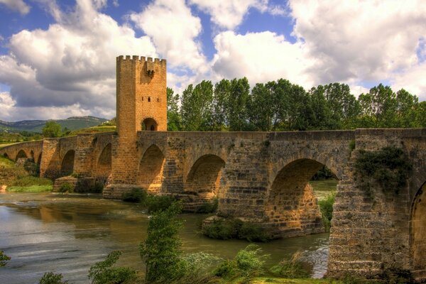 Alte architektonische Schöpfung der Brücke über dem Teich