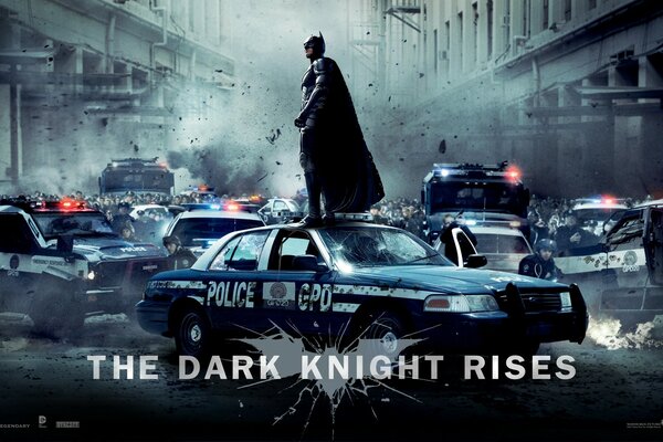 Le film The Dark Knight: Revival. Batman sur le toit d une voiture de police