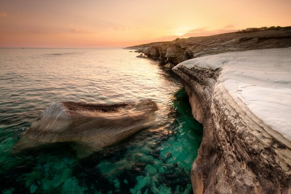 Landschaft von Wasser und Meer bei Sonnenuntergang