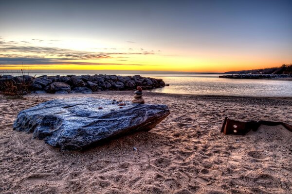 Puesta de sol de verano sobre el mar desde la playa