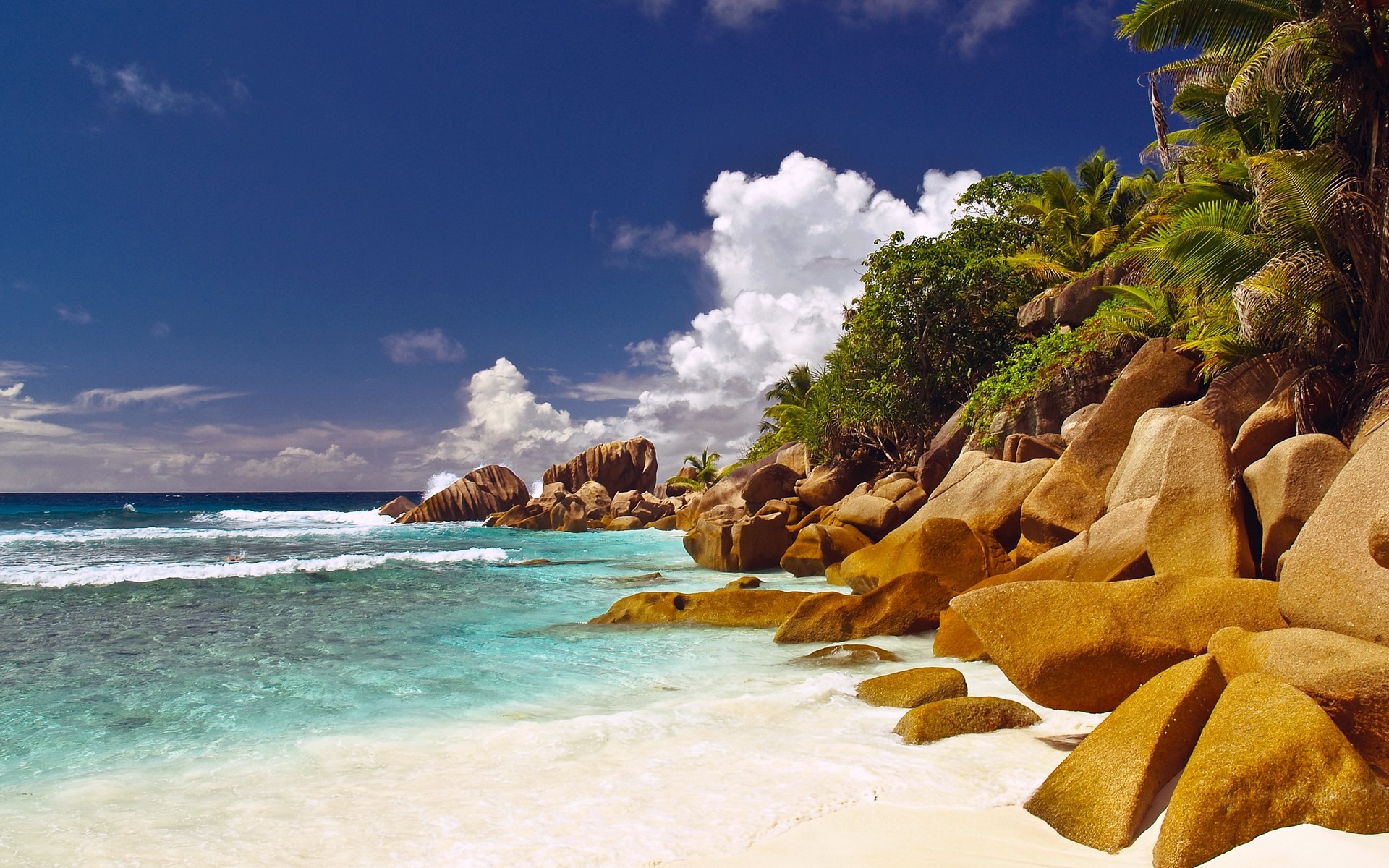 paysage plage mer tropical sable eau voyage océan vacances été mer île paysage détente exotique ciel paradis idylle surf turquoise pierres palmiers nuages