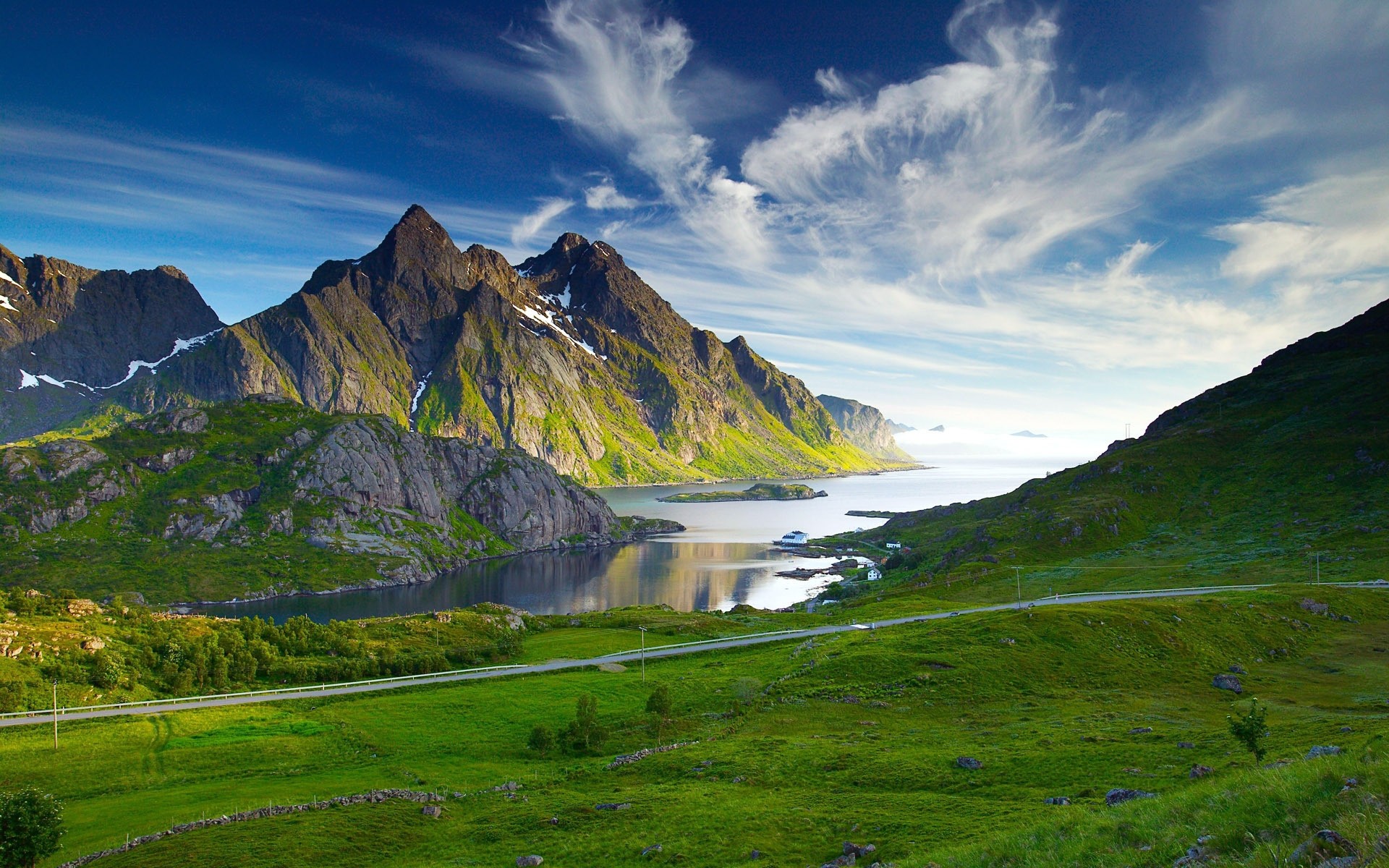 paysage paysage montagnes voyage nature ciel dehors eau vallée neige lac herbe été vert nuages fond