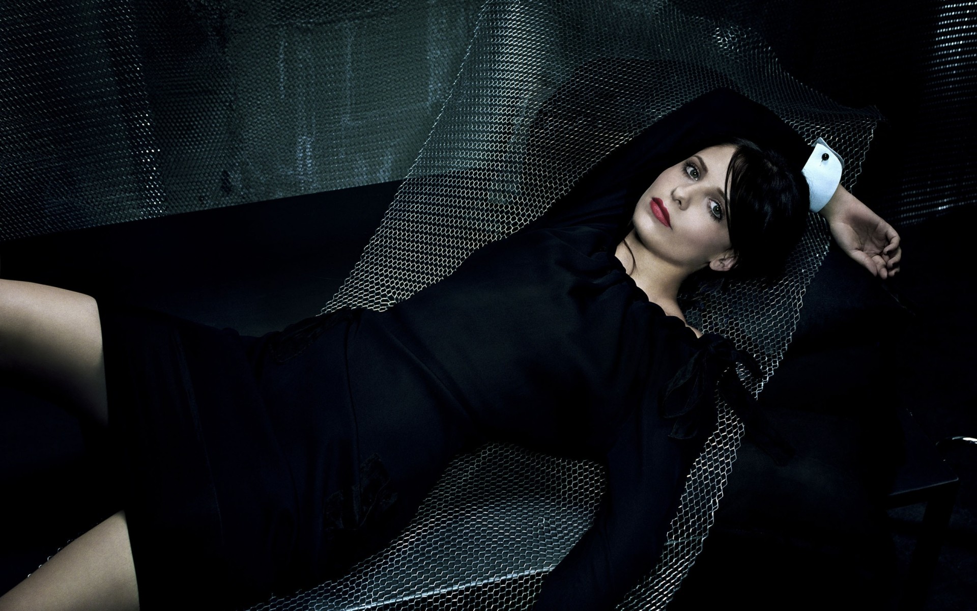 мода модель портрет сексуальный женщина гламур девушка темный элегантный черное платье диван номер фон