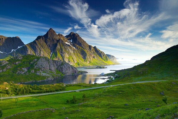 Landschaft mit Bergen und Hügeln